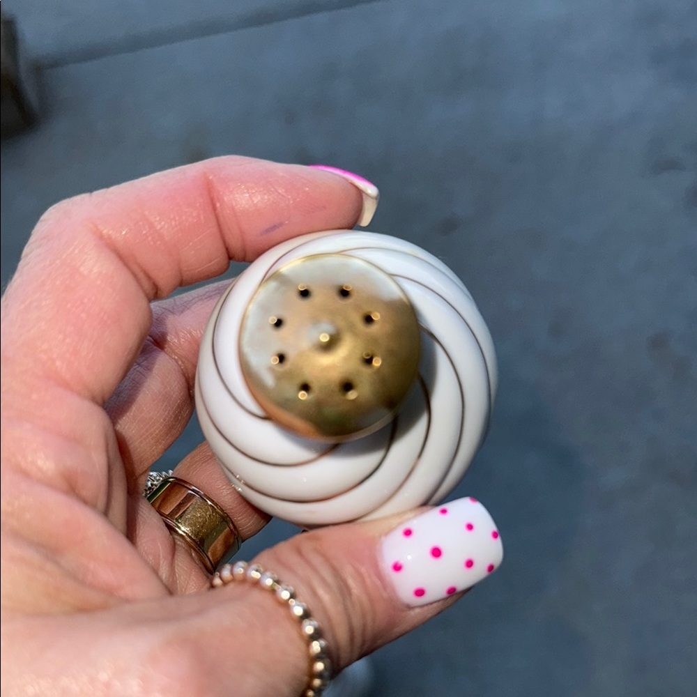 Vintage White and Gold Ceramic Salt and Pepper Shakers - Picture 4 of 8